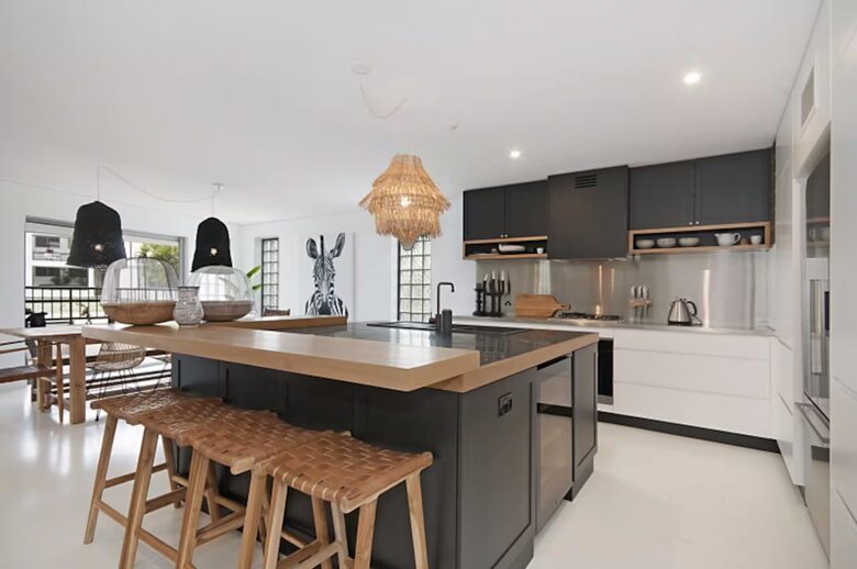 Elegant Two-Level Penthouse in the Heart of Byron Bay - Byron Bay, Australia