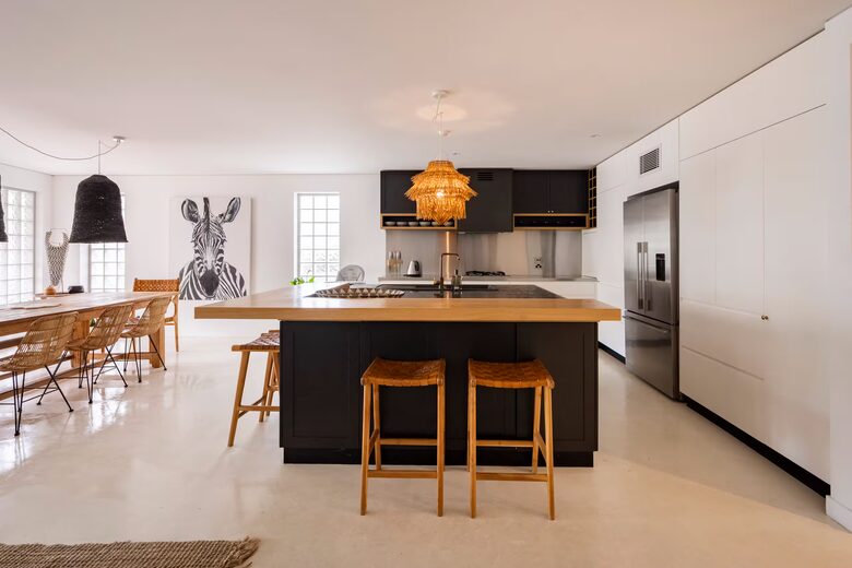 Elegant Two-Level Penthouse in the Heart of Byron Bay - Byron Bay, Australia