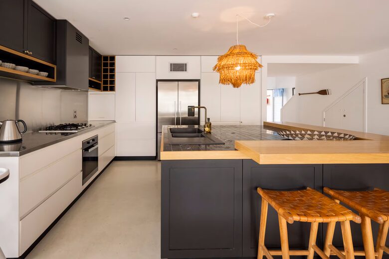 Elegant Two-Level Penthouse in the Heart of Byron Bay - Byron Bay, Australia