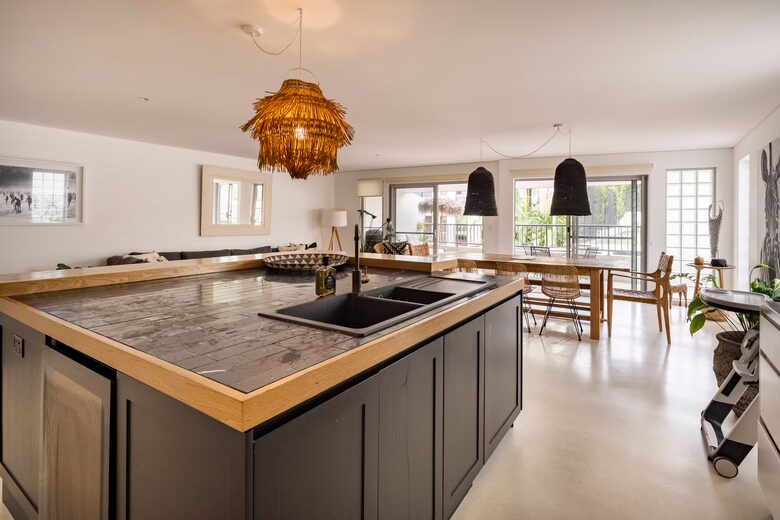 Elegant Two-Level Penthouse in the Heart of Byron Bay - Byron Bay, Australia