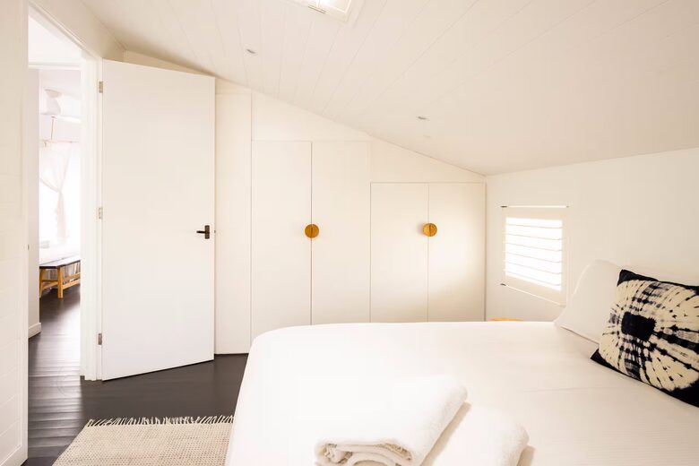 Elegant Two-Level Penthouse in the Heart of Byron Bay - Byron Bay, Australia