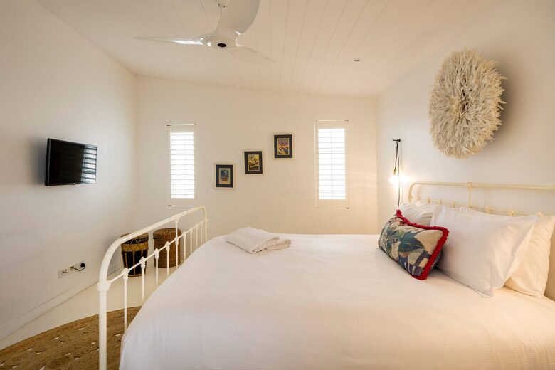 Elegant Two-Level Penthouse in the Heart of Byron Bay - Byron Bay, Australia