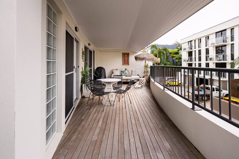 Elegant Two-Level Penthouse in the Heart of Byron Bay - Byron Bay, Australia