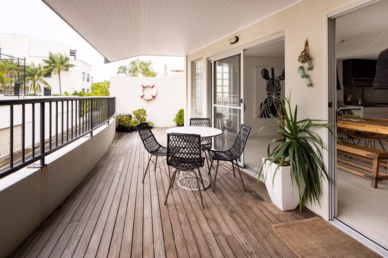 Elegant Two-Level Penthouse in the Heart of Byron Bay - Byron Bay, Australia
