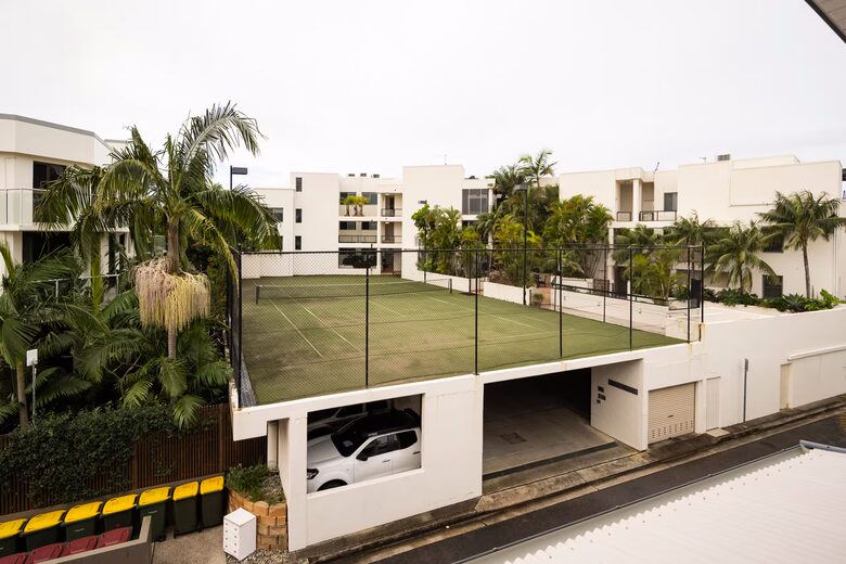 Elegant Two-Level Penthouse in the Heart of Byron Bay - Byron Bay, Australia
