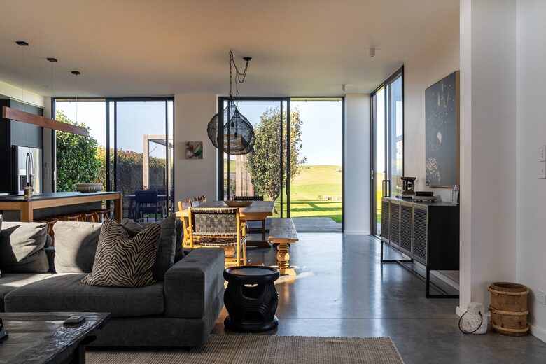 Expansive Gerringong Estate with Two Residences and Coastal Views - Gerringong, Australia