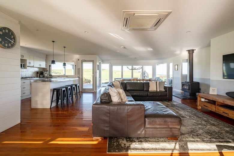 Expansive Gerringong Estate with Two Residences and Coastal Views - Gerringong, Australia