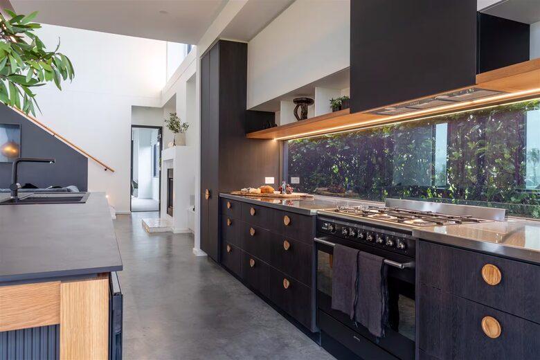 Expansive Gerringong Estate with Two Residences and Coastal Views - Gerringong, Australia
