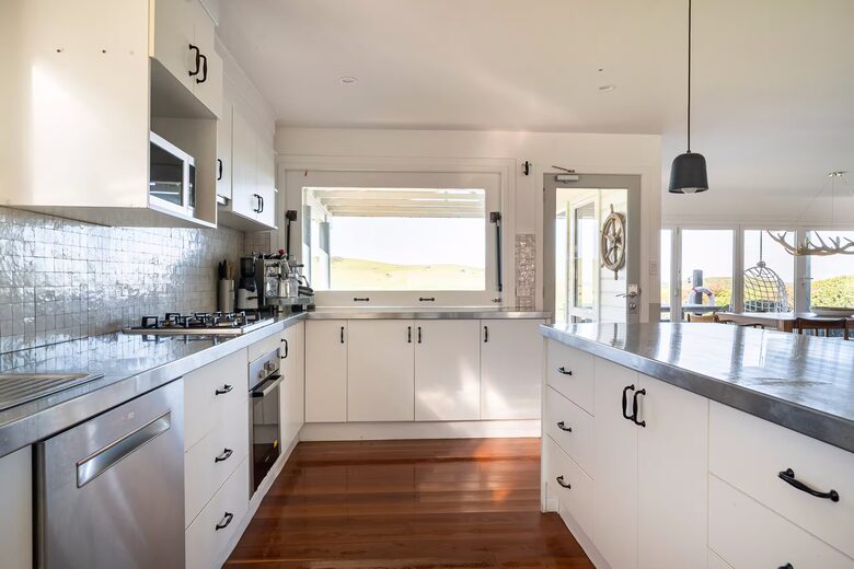 Expansive Gerringong Estate with Two Residences and Coastal Views - Gerringong, Australia