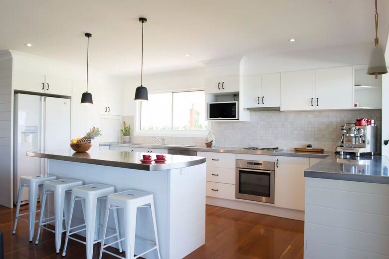 Expansive Gerringong Estate with Two Residences and Coastal Views - Gerringong, Australia