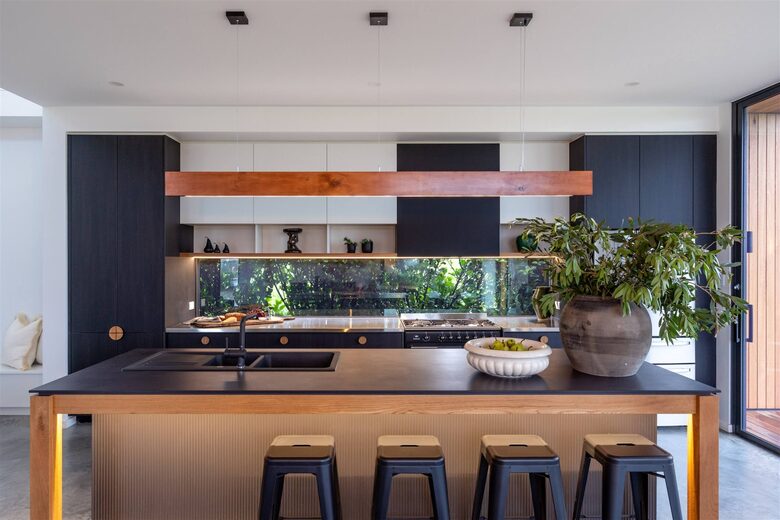 Expansive Gerringong Estate with Two Residences and Coastal Views - Gerringong, Australia