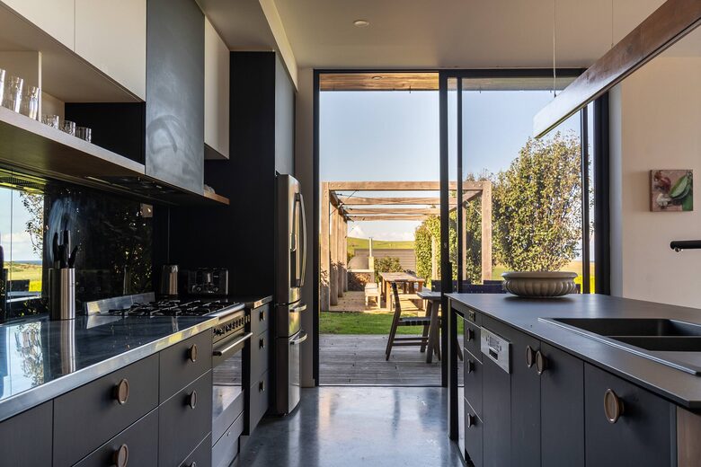 Expansive Gerringong Estate with Two Residences and Coastal Views - Gerringong, Australia