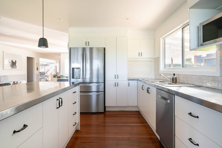 Expansive Gerringong Estate with Two Residences and Coastal Views - Gerringong, Australia
