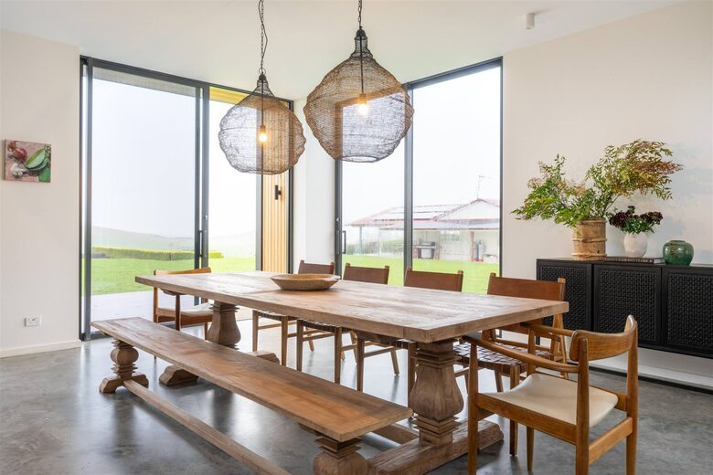 Expansive Gerringong Estate with Two Residences and Coastal Views - Gerringong, Australia