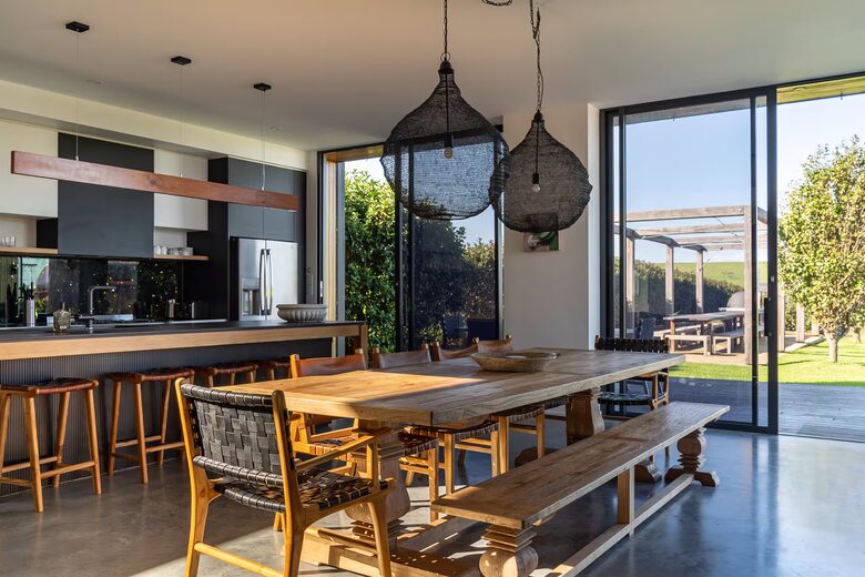 Expansive Gerringong Estate with Two Residences and Coastal Views - Gerringong, Australia