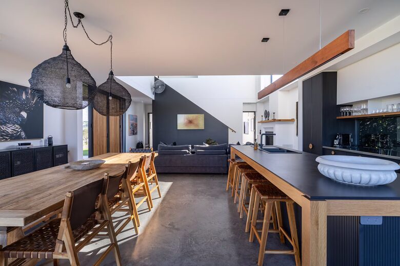 Expansive Gerringong Estate with Two Residences and Coastal Views - Gerringong, Australia