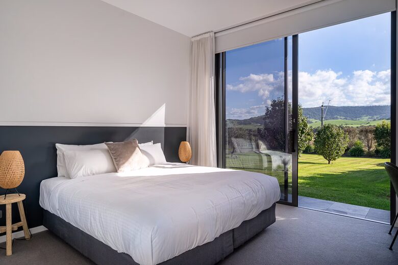 Expansive Gerringong Estate with Two Residences and Coastal Views - Gerringong, Australia