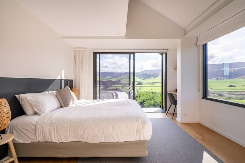 Expansive Gerringong Estate with Two Residences and Coastal Views - Gerringong, Australia