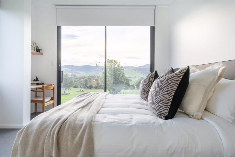 Expansive Gerringong Estate with Two Residences and Coastal Views - Gerringong, Australia