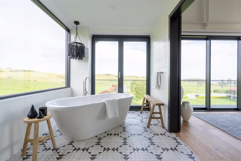 Expansive Gerringong Estate with Two Residences and Coastal Views - Gerringong, Australia