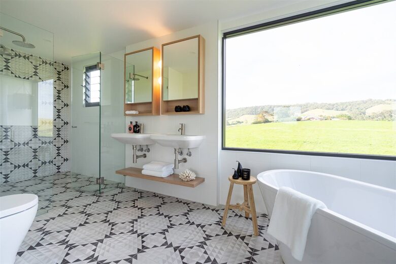 Expansive Gerringong Estate with Two Residences and Coastal Views - Gerringong, Australia