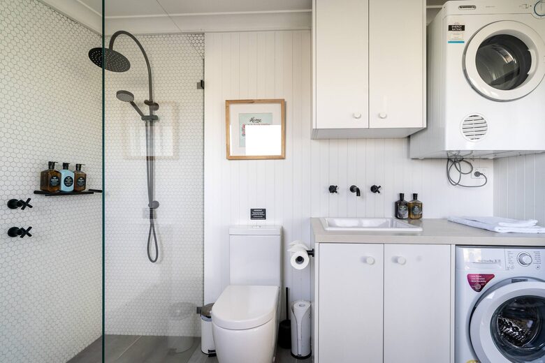 Expansive Gerringong Estate with Two Residences and Coastal Views - Gerringong, Australia