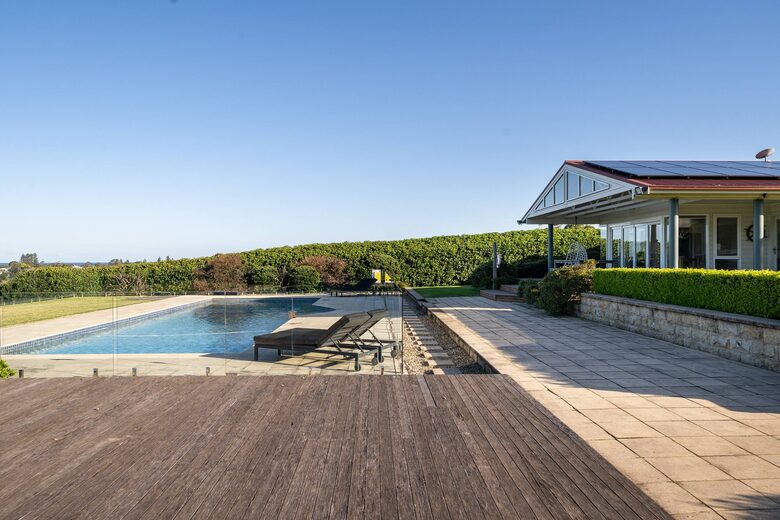 Expansive Gerringong Estate with Two Residences and Coastal Views - Gerringong, Australia