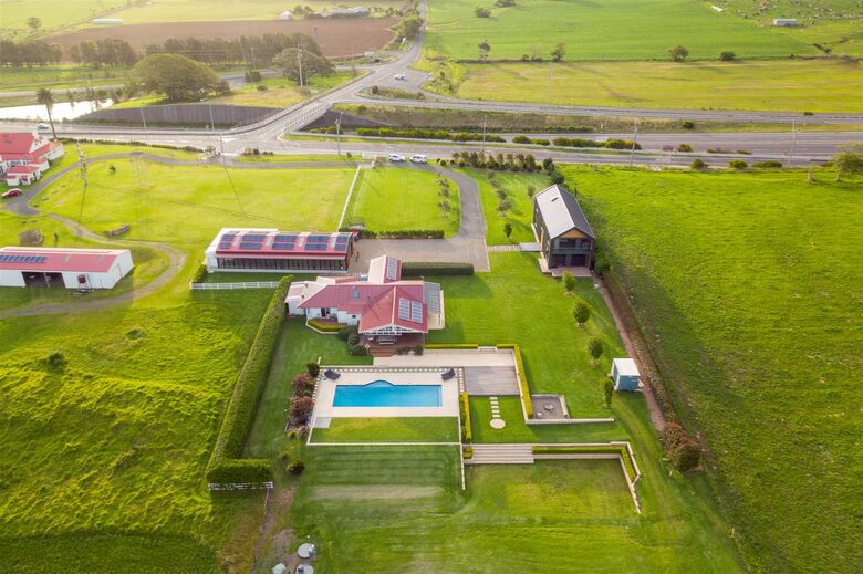 Expansive Gerringong Estate with Two Residences and Coastal Views - Gerringong, Australia