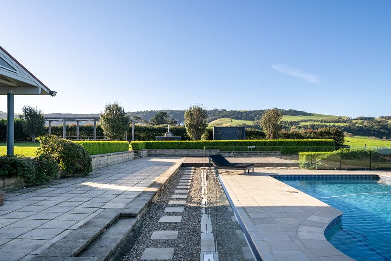 Expansive Gerringong Estate with Two Residences and Coastal Views - Gerringong, Australia