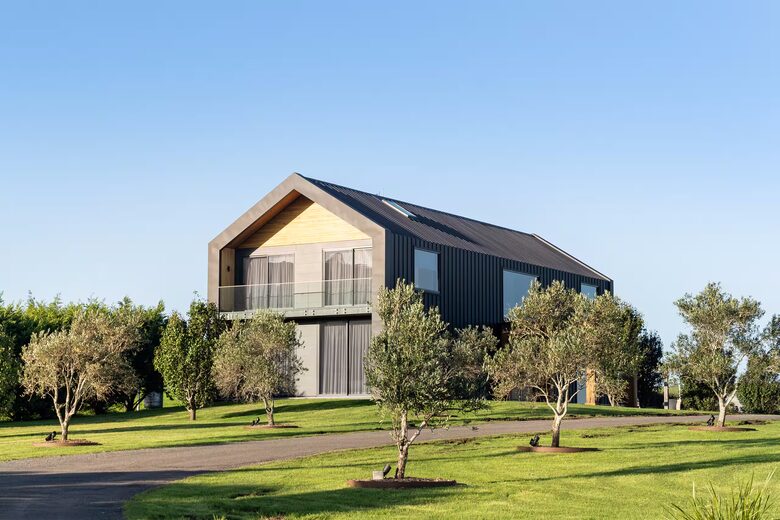 Expansive Gerringong Estate with Two Residences and Coastal Views - Gerringong, Australia