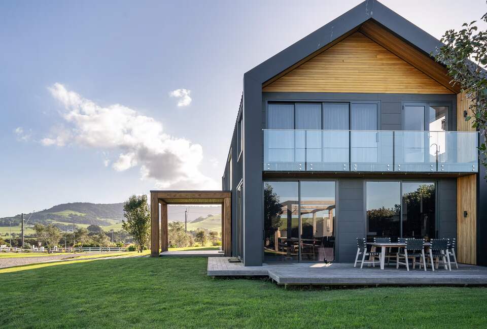 Expansive Gerringong Estate with Two Residences and Coastal Views - Gerringong, Australia