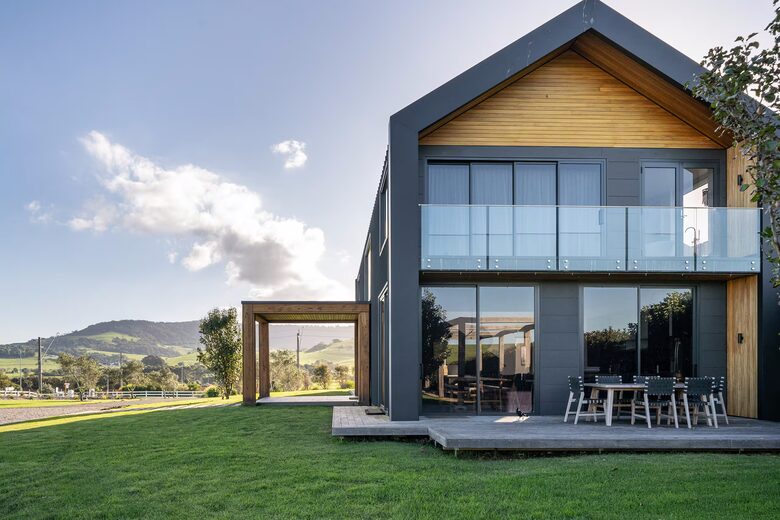 Expansive Gerringong Estate with Two Residences and Coastal Views - Gerringong, Australia