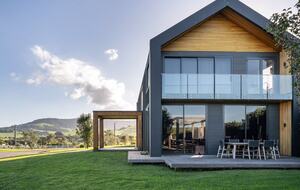 Expansive Gerringong Estate with Two Residences and Coastal Views - Gerringong, Australia