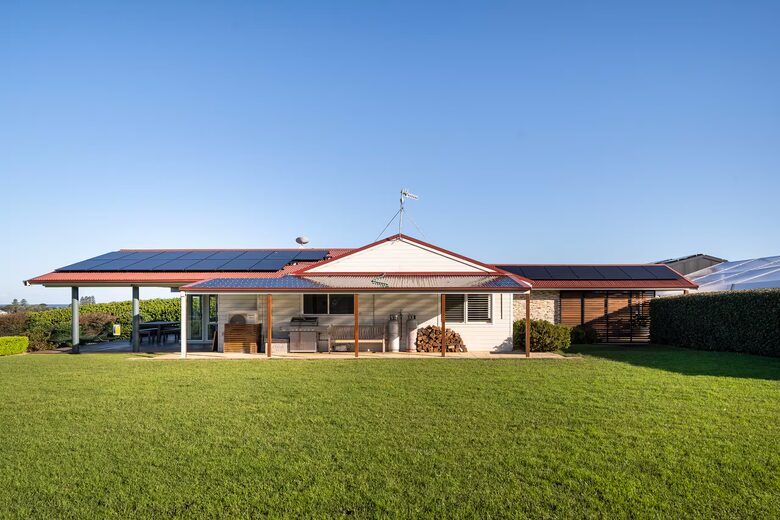 Expansive Gerringong Estate with Two Residences and Coastal Views - Gerringong, Australia