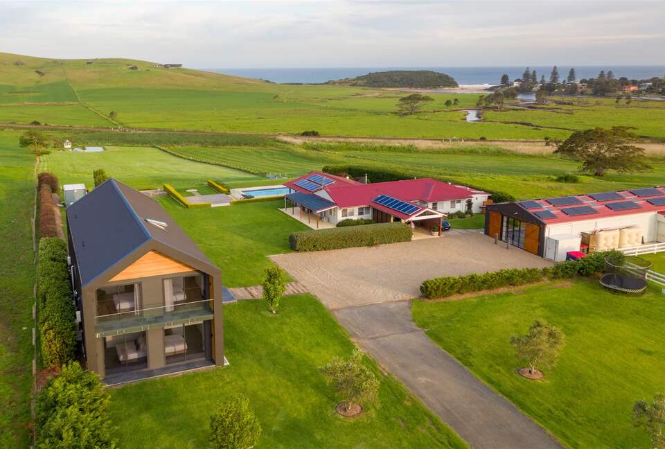Expansive Gerringong Estate with Two Residences and Coastal Views - Gerringong, Australia