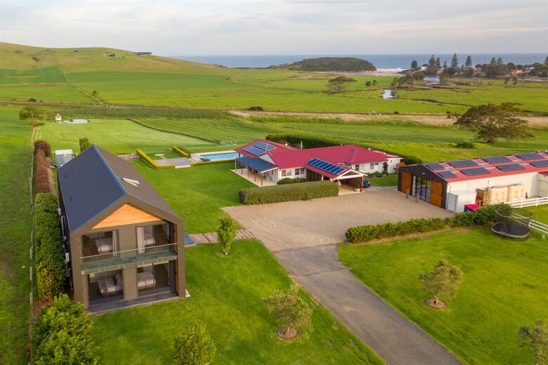 Expansive Gerringong Estate with Two Residences and Coastal Views - Gerringong, Australia