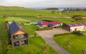 Expansive Gerringong Estate with Two Residences and Coastal Views - Gerringong, Australia