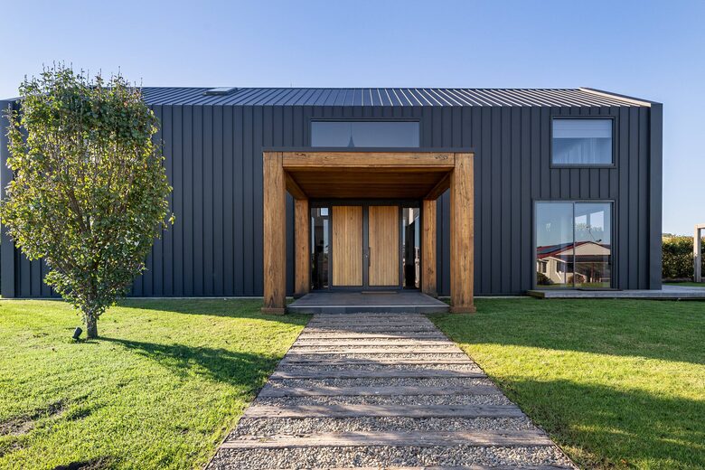 Expansive Gerringong Estate with Two Residences and Coastal Views - Gerringong, Australia