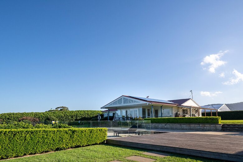 Expansive Gerringong Estate with Two Residences and Coastal Views - Gerringong, Australia