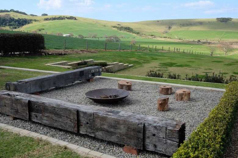 Expansive Gerringong Estate with Two Residences and Coastal Views - Gerringong, Australia