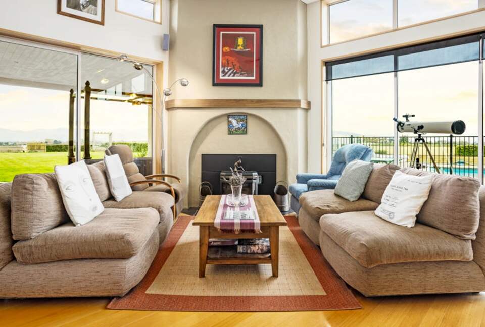 Tuscan-Inspired Luxury Villa with Marlborough Vineyard Views - Riverlands, New Zealand