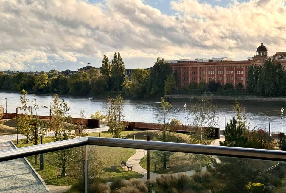 Luxury Thames Riverside Apartment with Sunset Terraces - London, United Kingdom