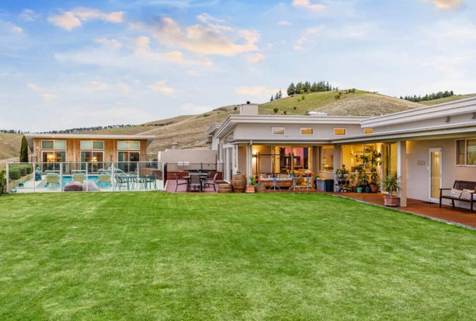 Tuscan-Inspired Luxury Villa with Marlborough Vineyard Views - Riverlands, New Zealand