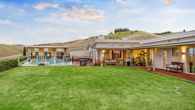 Tuscan-Inspired Luxury Villa with Marlborough Vineyard Views - Riverlands, New Zealand