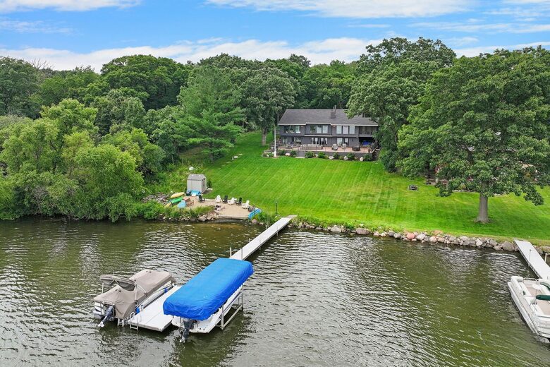 Elegant Wisconsin Waterfront Home Near Kettle Moraine - Whitewater, Wisconsin