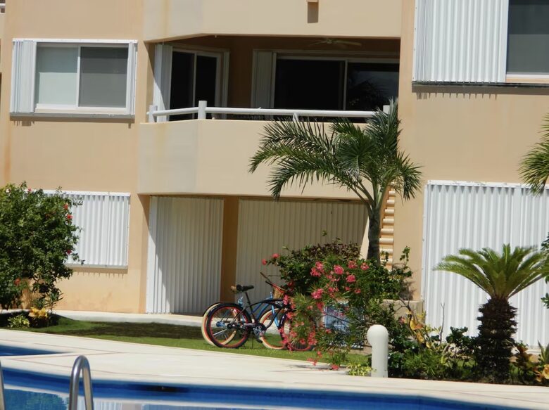 2nd floor with direct stair access to the pool