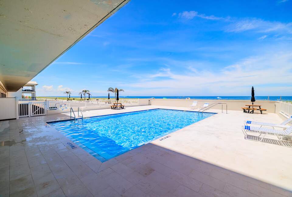 Treasure Island Beachfront Condo with Gulf Views and Shared Pool - Treasure Island, Florida