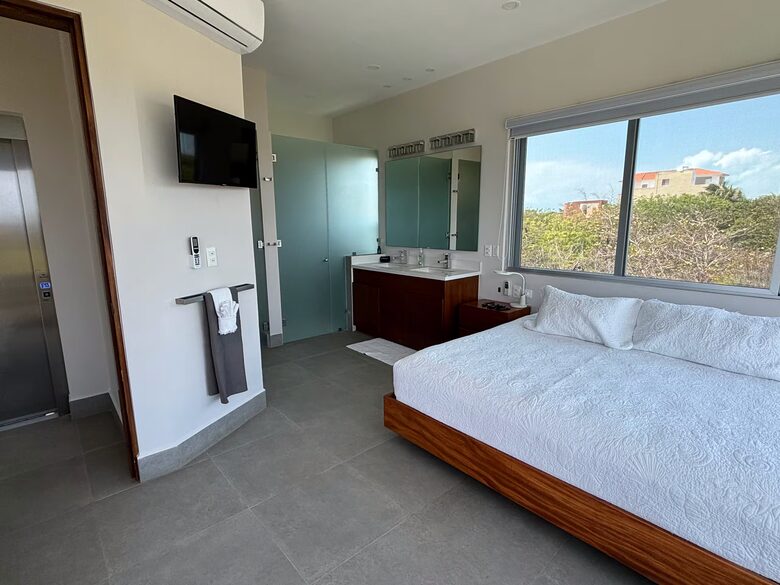 Contemporary Isla Mujeres Retreat with Infinity Pool & Ocean Views - Isla Mujeres, Mexico