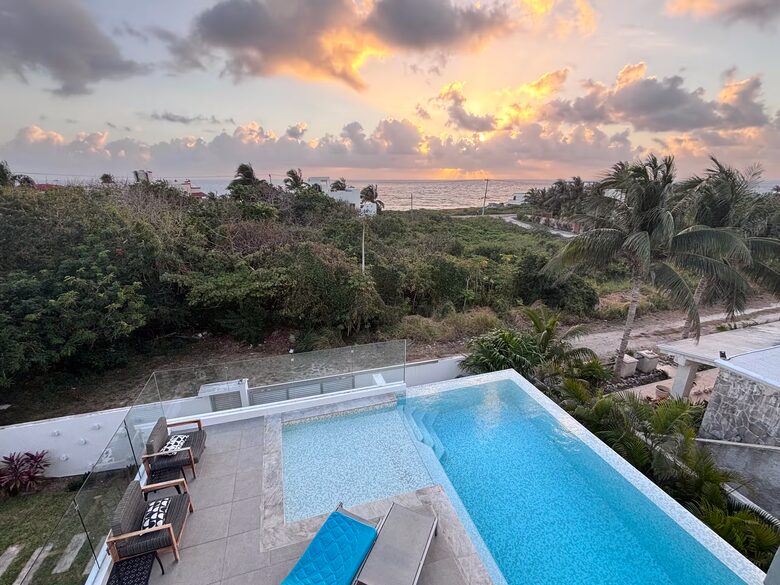 Contemporary Isla Mujeres Retreat with Infinity Pool & Ocean Views - Isla Mujeres, Mexico