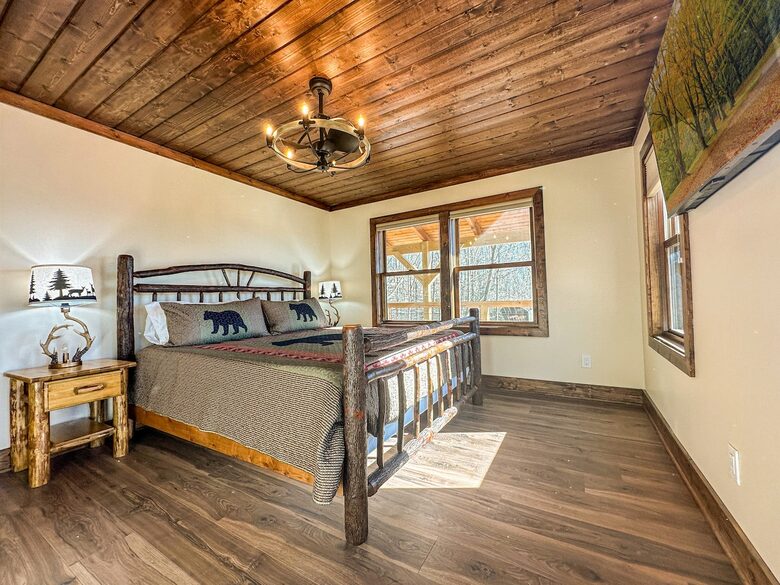 Modern Boone Log Cabin with Scenic Mountain Views - Boone, North Carolina